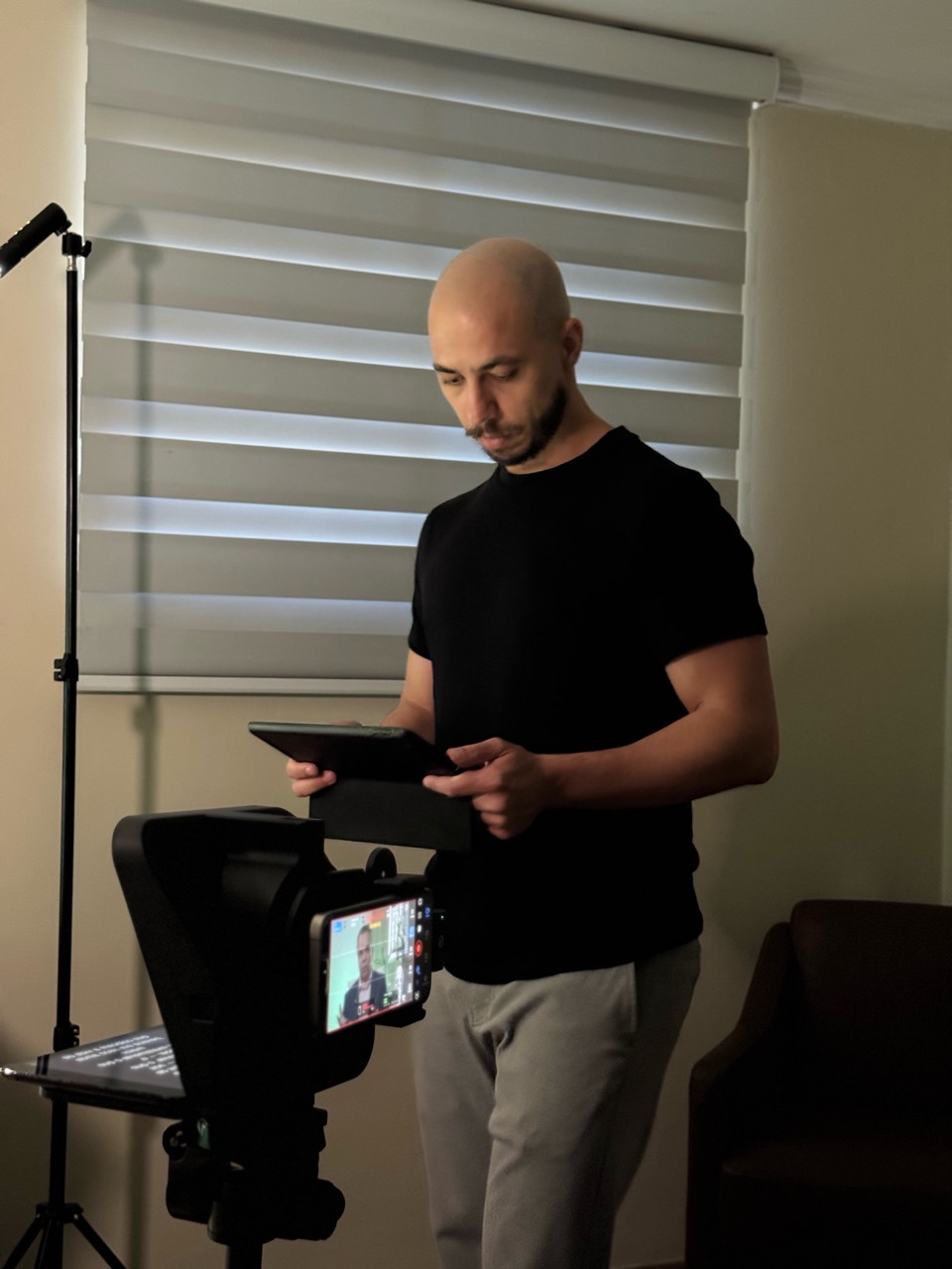 Julio Martins preparando uma gravação com teleprompter